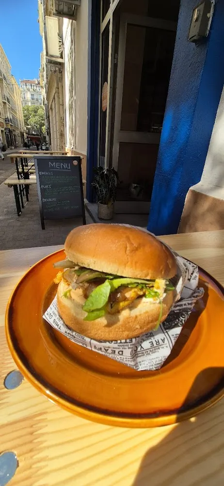 Bun Au Poulet Karaage Sauce Piquante